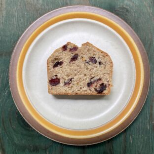 VEGAN クランベリーとピスタチオのケーキ ― やさしい甘さに、甘酸っぱいアクセント ―